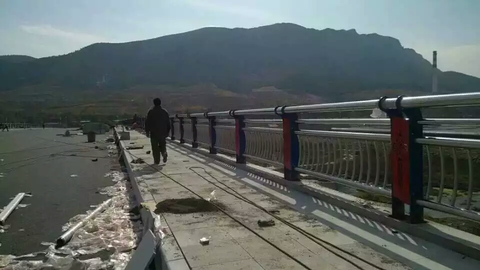 橋梁防撞護欄，防撞護欄